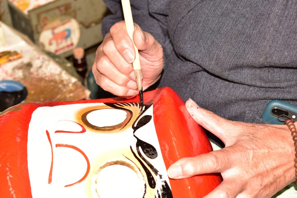 だるまの制作風景